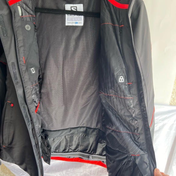 Salomon Ski Jacket, Black with Red and White Trim Size Ladies M - Picture 4 of 4